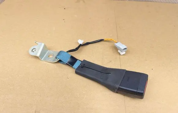 Lexus CT 200H Rear seatbelt buckle 155832 B63018219
