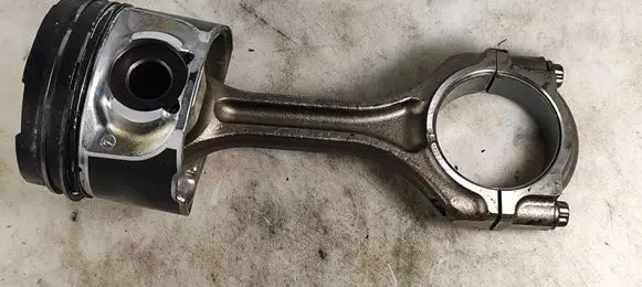 Mitsubishi Outlander Piston with connecting rod 
