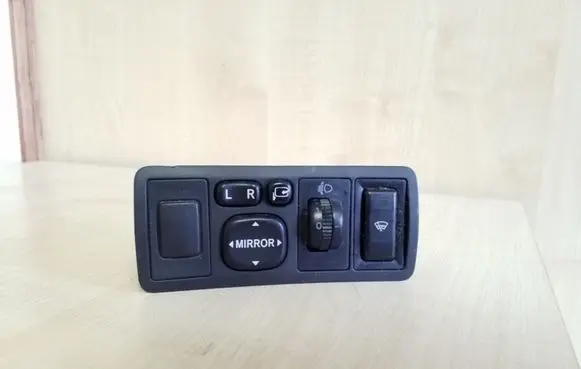Toyota Avensis T250 Wing mirror control module 