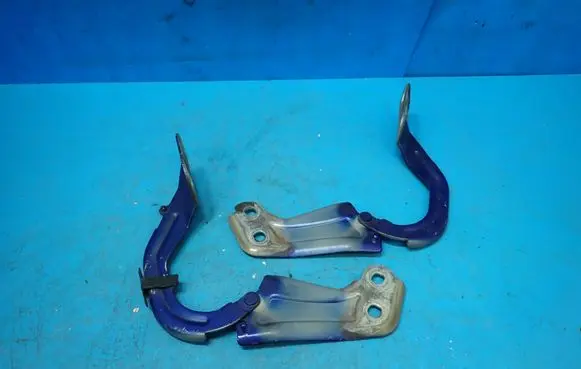 Ford Focus Engine bonnet/hood hinges BM51A16800AD BM51A16801AD