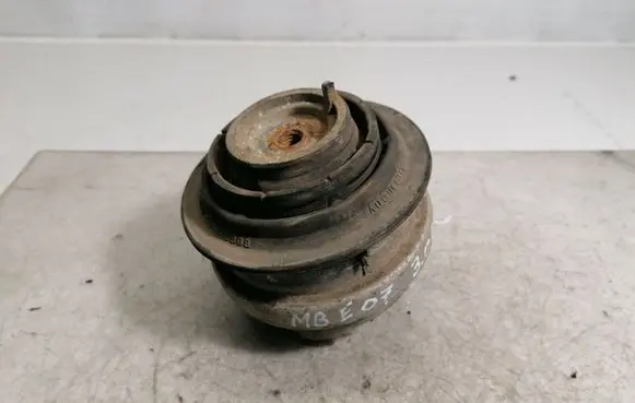 Mercedes-Benz E W211 Engine mount bracket