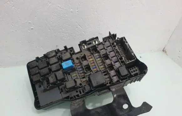 Mazda 6 Fuse module
