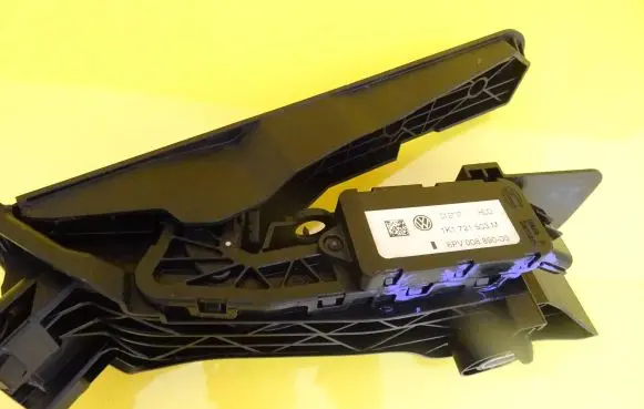 Volkswagen Tiguan Accelerator throttle pedal 1K1721503M