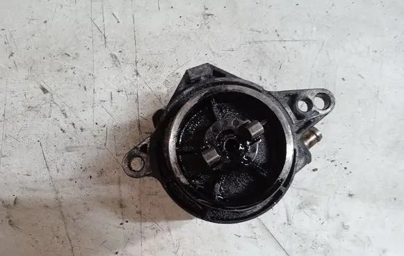 BMW 5 E39 Vacuum pump 96110885