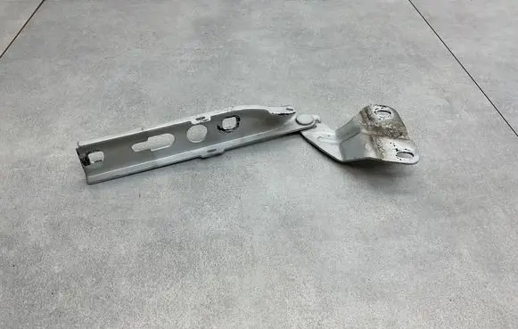 Audi Q3 8U Engine bonnet/hood hinges 8U0823302