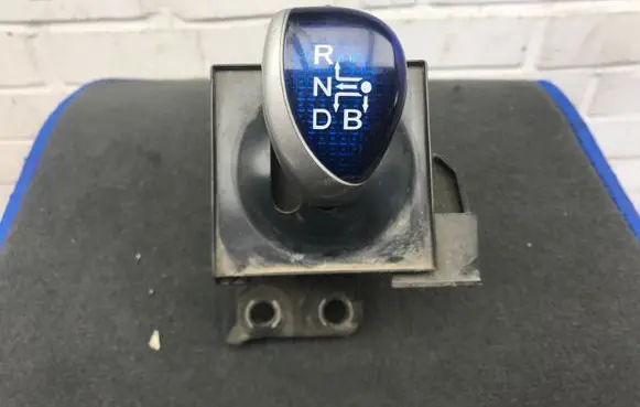 Toyota Prius (XW30) Gear shifter/selector 75C583