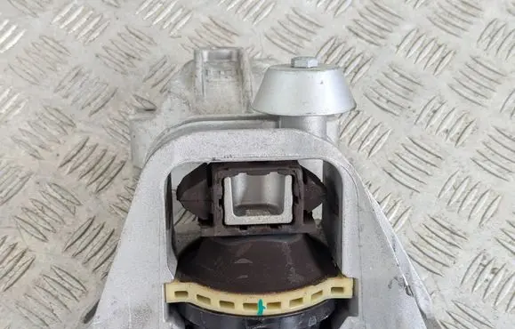 Nissan Qashqai J12 Engine mount bracket