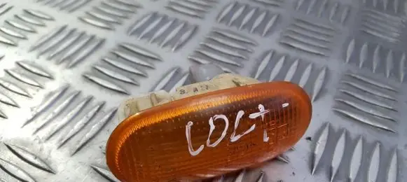 Mitsubishi Colt Front fender indicator light