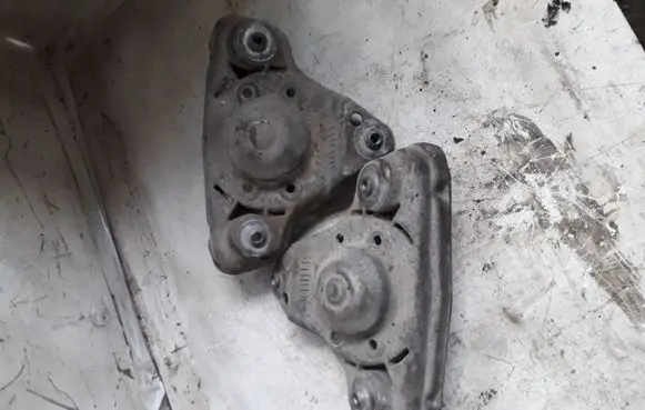 Audi A6 S6 C5 4B Shock absorber/damper mounting bracket 