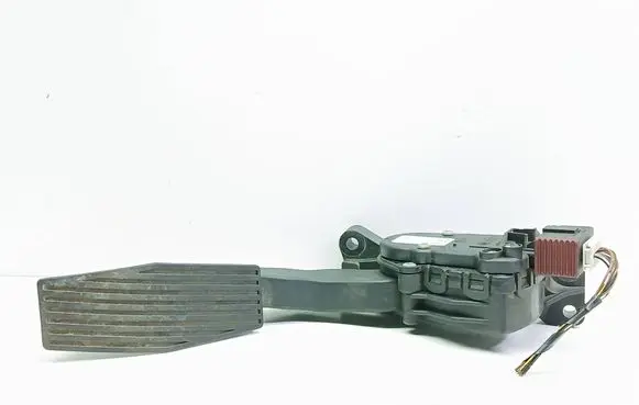 Accelerator throttle pedal