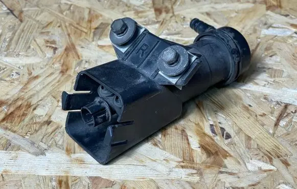 KIA Sorento Headlight washer spray nozzle