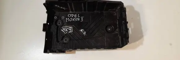 Opel Mokka B Battery box tray 9823533180