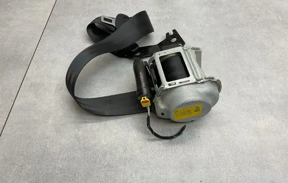 Volkswagen PASSAT B8 Rear seatbelt 