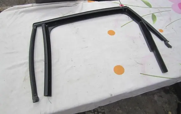 Volkswagen Taigo Rubber seal rear door window/glass 2G6839439