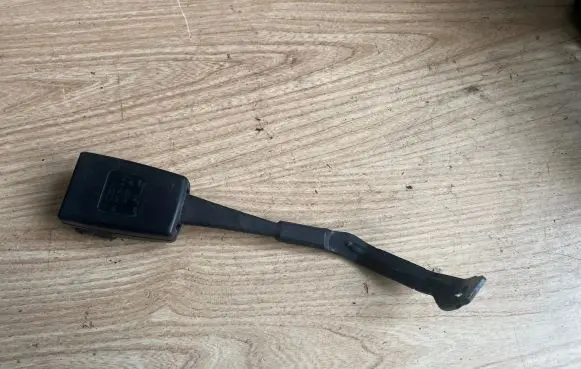 Front seatbelt buckle