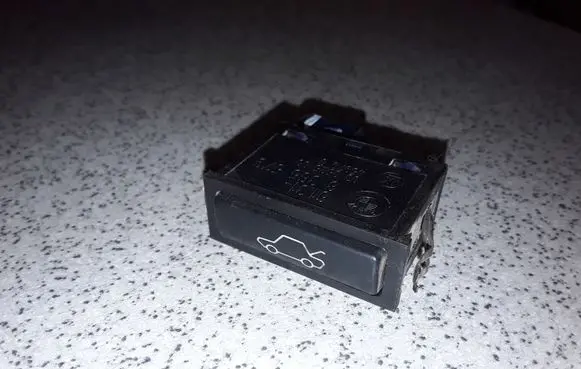 Tailgate opening switch