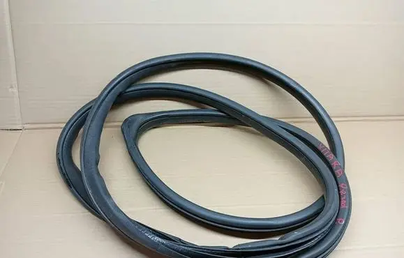 Suzuki Vitara (LY) Front door rubber seal
