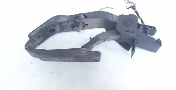 Mercedes-Benz C W203 Accelerator throttle pedal A2033000104