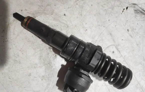 Volkswagen Golf IV Fuel injector 038130073AG