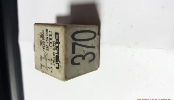 Volkswagen PASSAT B5 Other relay 8D0951253