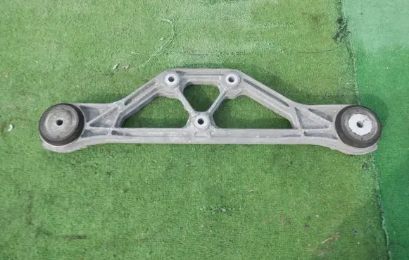 Volkswagen Phaeton Rear differential/diff mount bracket 4E0599285