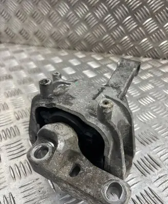 Volkswagen Tiguan Engine mount bracket 5N0199262