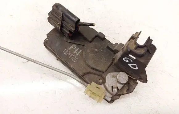 Opel Zafira B Rear door lock 13210739