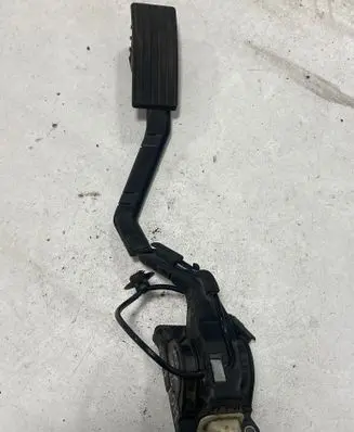 Accelerator throttle pedal