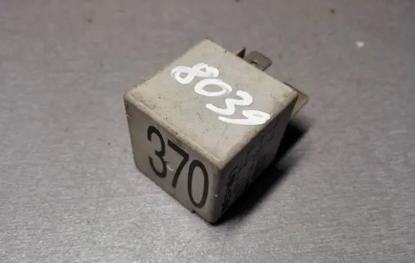 Volkswagen PASSAT B5.5 Other relay 8D0951253