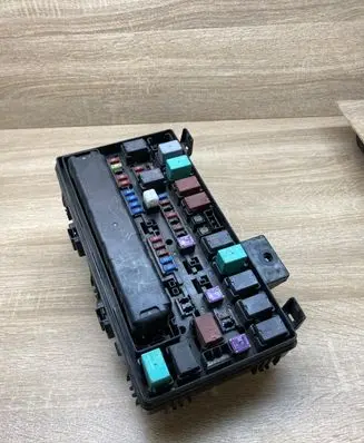 Honda Accord Fuse module TZ5A020 TZ5A121