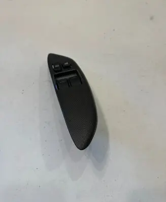 Toyota Yaris Electric window control switch 0115E57