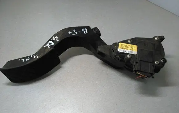 Volkswagen PASSAT B5.5 Accelerator throttle pedal 8D1723523L 6PV00837502