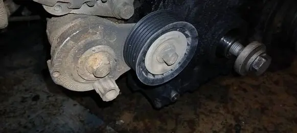 Opel Antara Generator/alternator belt tensioner 28182787