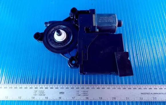 Volkswagen PASSAT B6 Front door window regulator motor 0130822451 981675135 3C0959702