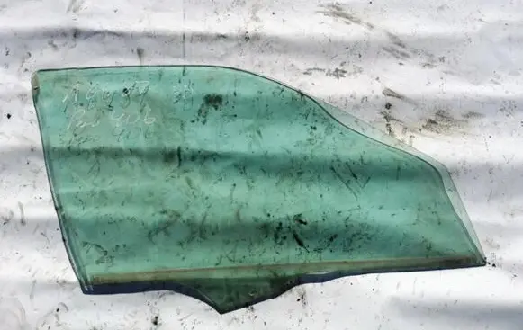 Peugeot 406 Front door window glass four-door
