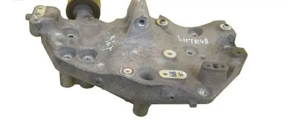 Mitsubishi Canter Engine mounting bracket 504371326 4P10