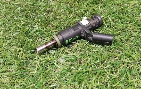 Mercedes-Benz E W212 Fuel injector A2720780249