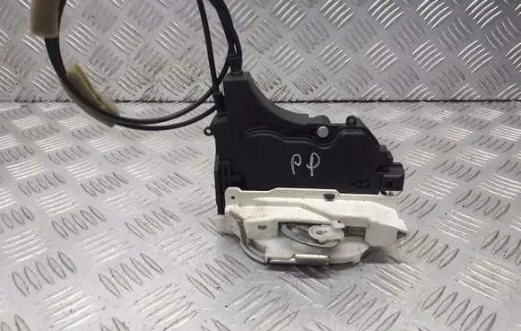 Mitsubishi Lancer VIII Front door lock 