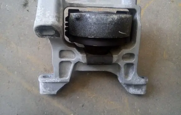 Mazda CX-5 Engine mount bracket