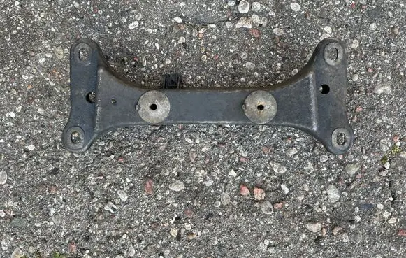 BMW 1 E81 E87 Gearbox mounting bracket 6778058
