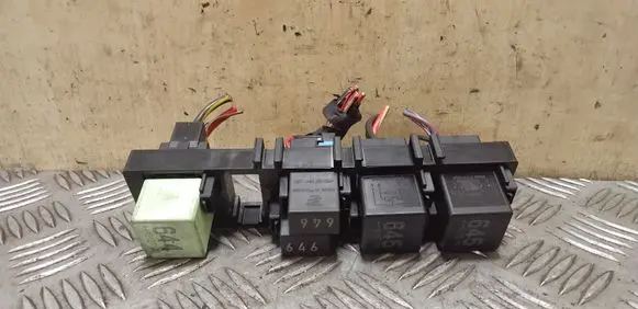 Volkswagen PASSAT CC Relay mounting block 7N0937503A