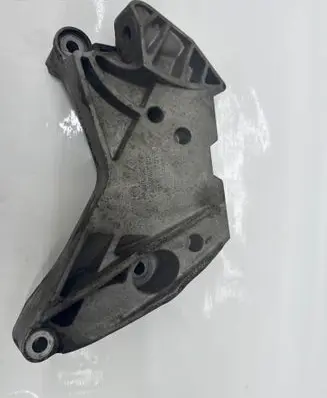 Engine mounting bracket