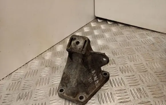 Volkswagen PASSAT B5.5 Engine mounting bracket 4B0199308
