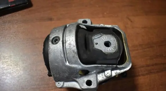 Porsche Macan (95B) Engine mount vacuum valve 8R0199381AR