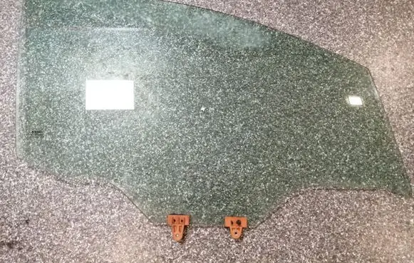 Nissan Leaf I (ZE0) Front door window glass four-door