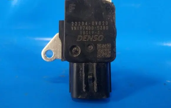 Toyota Land Cruiser (J200) Mass air flow meter 222040V020
