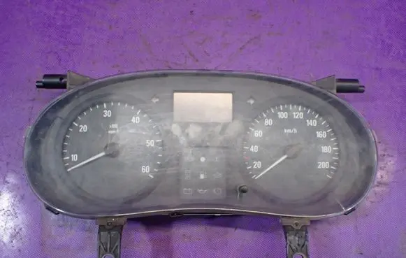 Opel Vivaro Speedometer (instrument cluster) 8200390135A