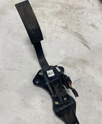 Accelerator throttle pedal