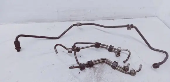 Volkswagen PASSAT B5 Fuel injector supply line/pipe 