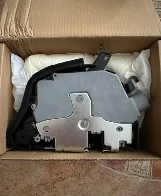 BMW X5 E53 Front door lock 51218402537